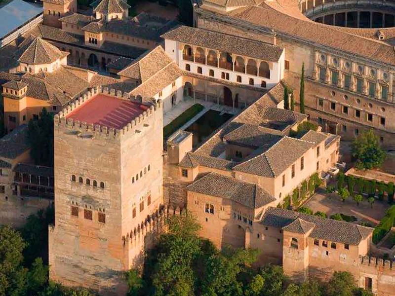 Veduta aerea dell'Alhambra e delle sue torri