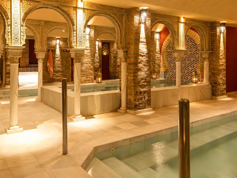 Archi, colonne e piscine tiepide dell'Hammam Palacio Nazarí a Granada