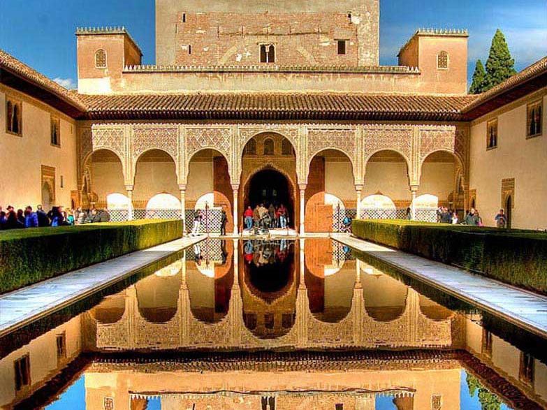 Il Patio dei Mirti riflesso nella vasca, Palazzo di Comares