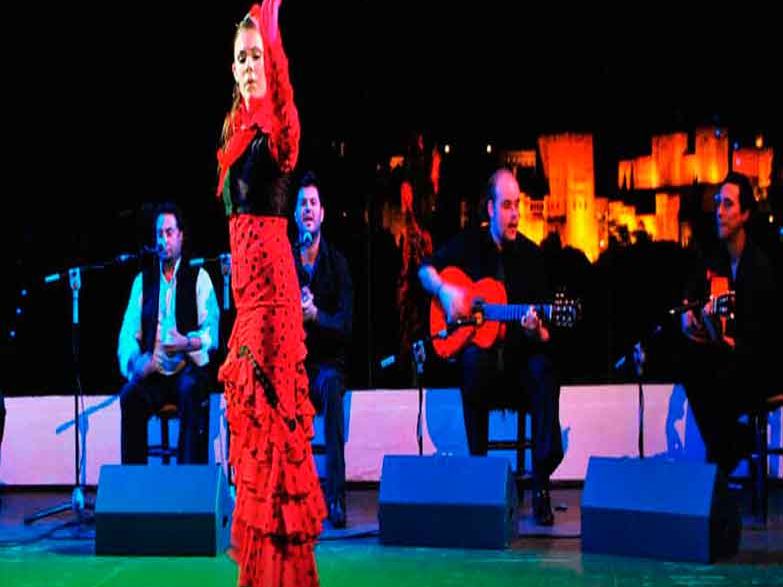 Ballerina di flamenco su un palco di Granada