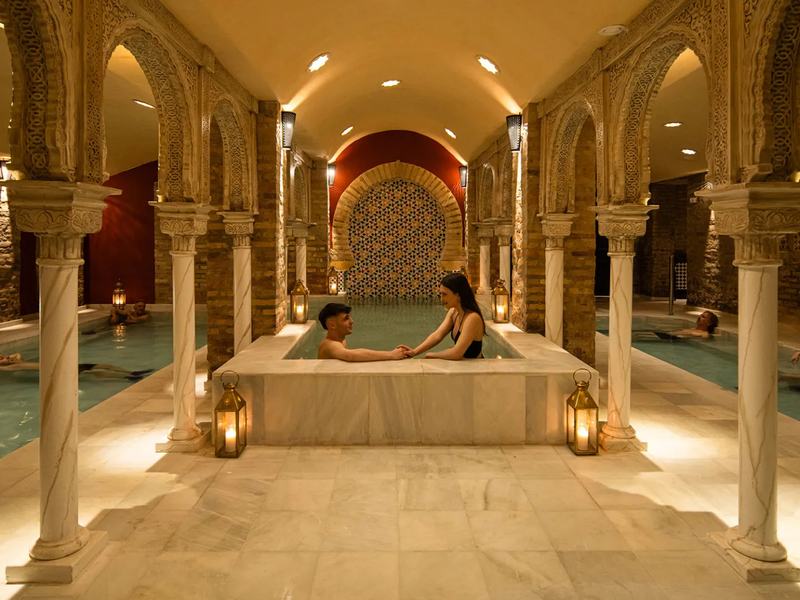 Sala colonnata e piscina dell'Hammam Palacio Nazarí a Granada