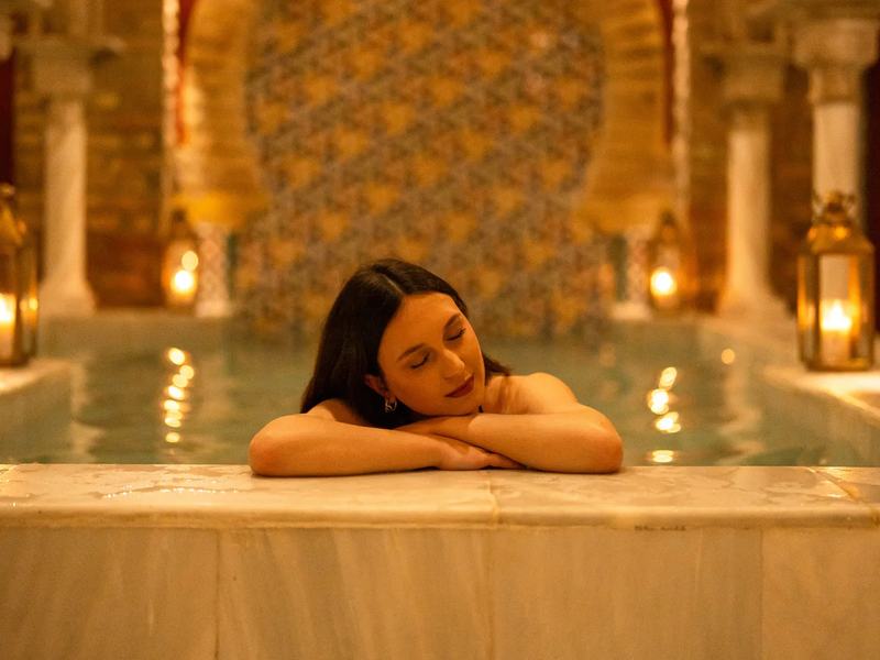 Piscina tiepida sotto archi a ferro di cavallo nell'Hammam Palacio Nazarí