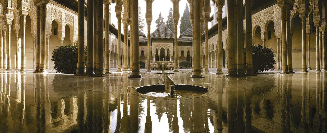 Il Cortile dei Leoni riflesso nell'acqua, Palazzi Nasridi dell'Alhambra