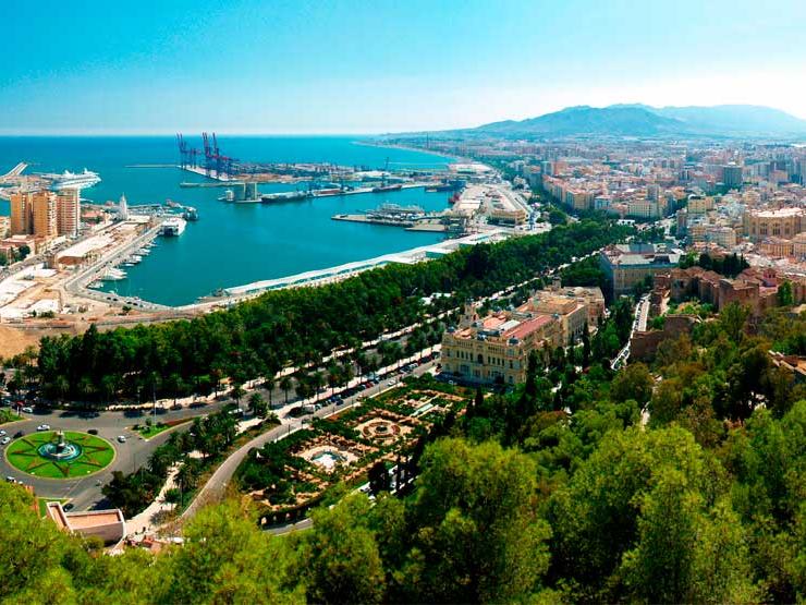 La città e il porto di Malaga visti dall'alto