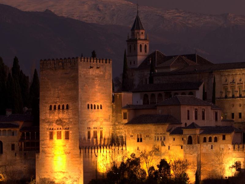 L'Alhambra illuminata di notte