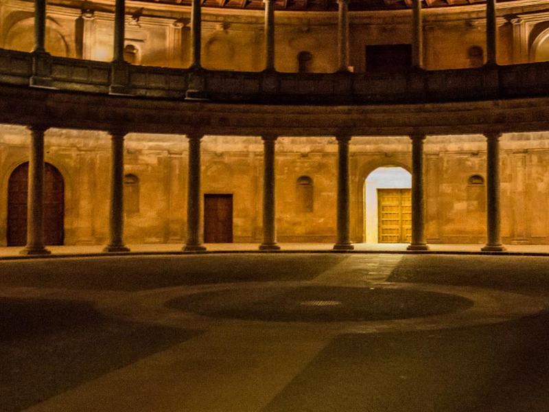 Il Palazzo di Carlo V illuminato di notte