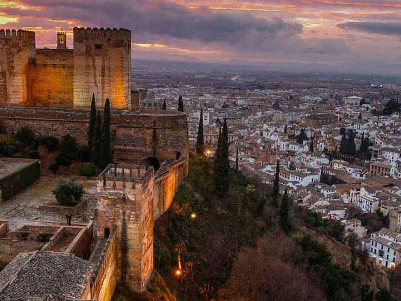 Granada al tramonto vista dall'Alhambra