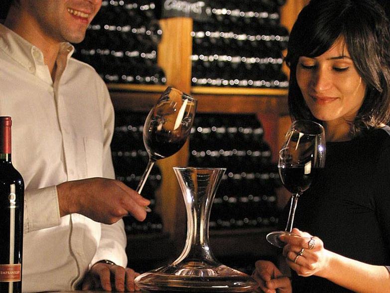 Botti di vino in una cantina